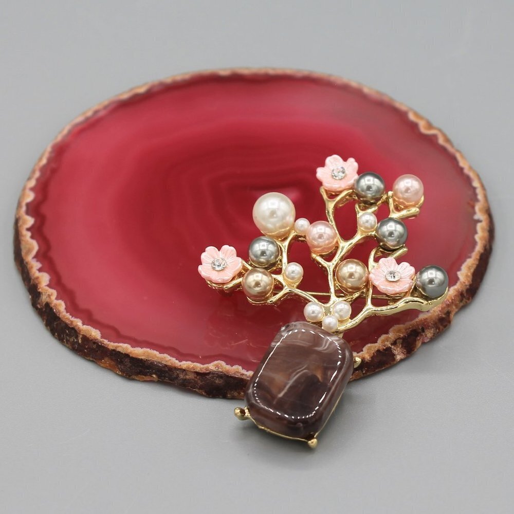 Elegant pin brooch jewelry fashion pearl gold tone
